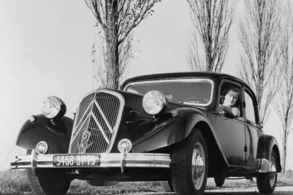 découvrez l'innovation de mazda avec sa première voiture à traction avant, alliant performance, confort et design moderne pour une expérience de conduite optimale.