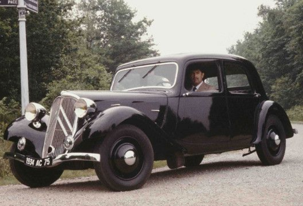 découvrez la première voiture mazda à traction avant, une étape clé dans l'histoire de la marque alliant innovation, performance et design moderne.