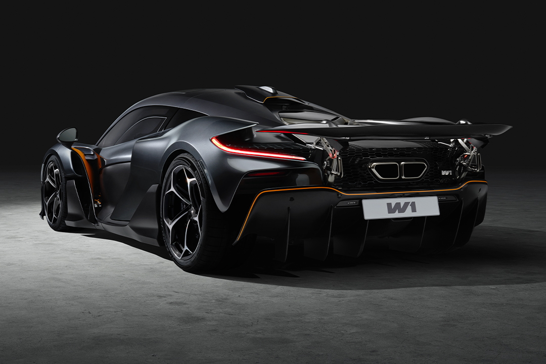 découvrez mclaren, premier pilote et constructeur emblématique dans l'univers des hypercars, alliant performance extrême et technologie de pointe.