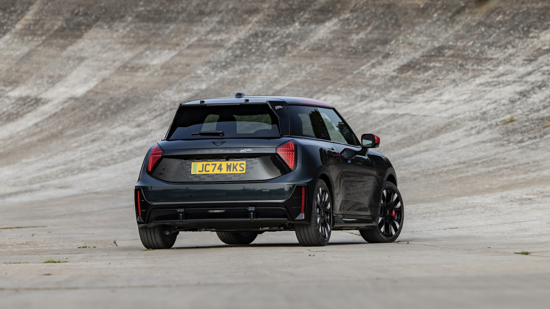 découvrez la mini john cooper works électrique, alliant puissance exceptionnelle et élégance moderne pour une expérience de conduite unique.