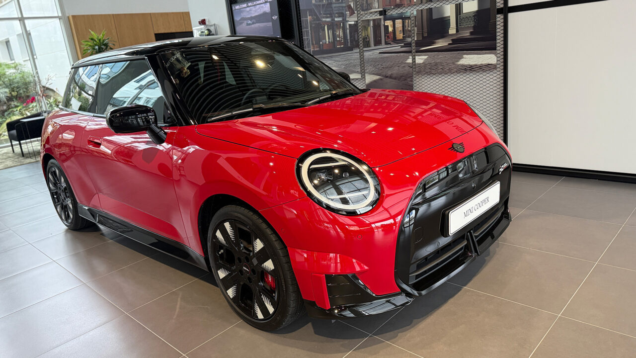 découvrez la mini john cooper works électrique alliant puissance exceptionnelle et élégance moderne pour une expérience de conduite unique.