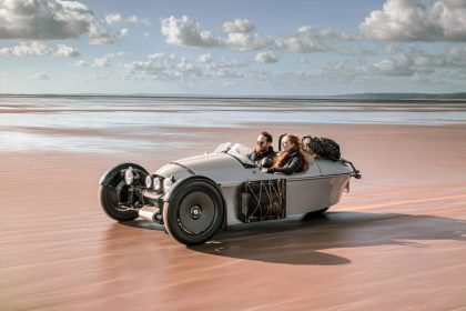 morgan célèbre ses 25 ans de partenariat avec bmw, une collaboration marquante alliant tradition et innovation dans l'univers automobile.