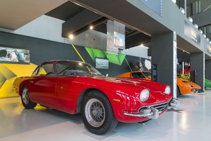 découvrez pourquoi sant’agata, modène et maranello, au cœur de la motor valley, méritaient une reconnaissance et un hommage bien plus grands dans l'univers automobile.