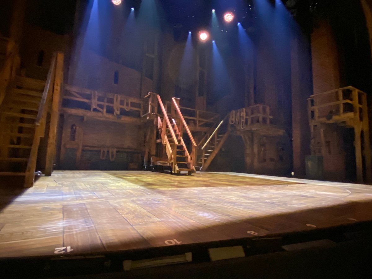 découvrez comment neuville offre une expérience de conduite comparable à celle de hamilton, alliant performance et maîtrise sur la piste.