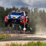 neuville pénalisé d'une minute lors du rallye de suède, impactant sa position dans la compétition.
