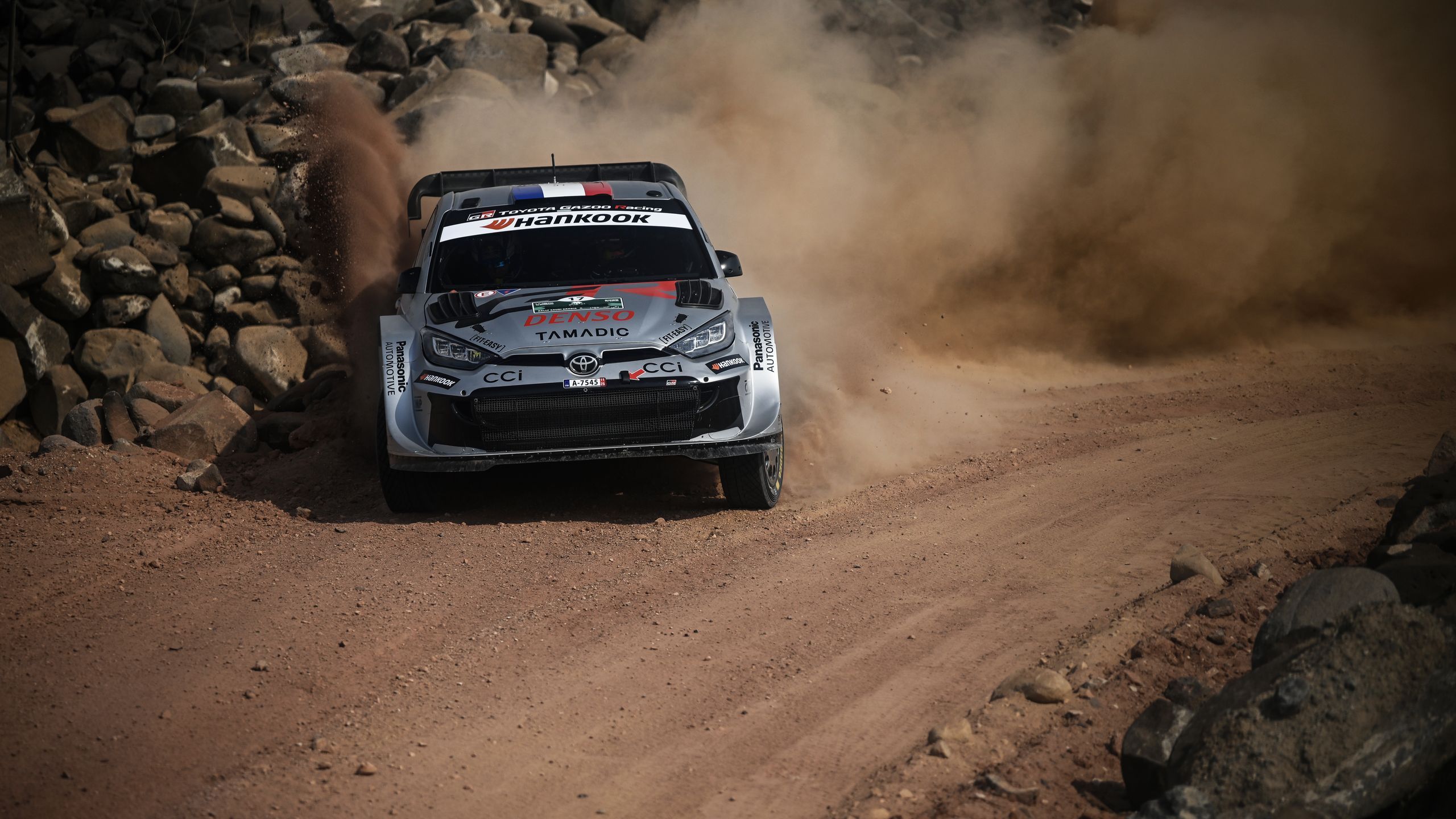 neuville reçoit une pénalité d'une minute au rallye de suède, impactant son classement dans cette épreuve importante du championnat.