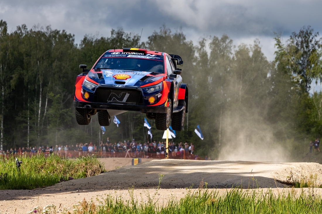 neuville pénalisé d'une minute lors du rallye de suède, impactant sa position dans la compétition.
