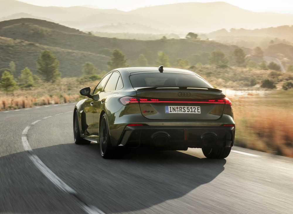 découvrez la nouvelle audi rs 5 équipée d'un moteur de 639 chevaux et d'une technologie hybride rechargeable, alliant performance et écologie.