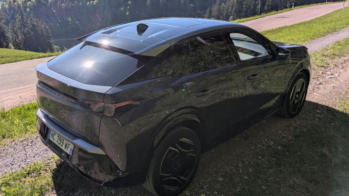 découvrez le peugeot e-3008 dual motor, un suv électrique alliant performance sportive et esprit d'aventure pour une conduite dynamique et écologique.