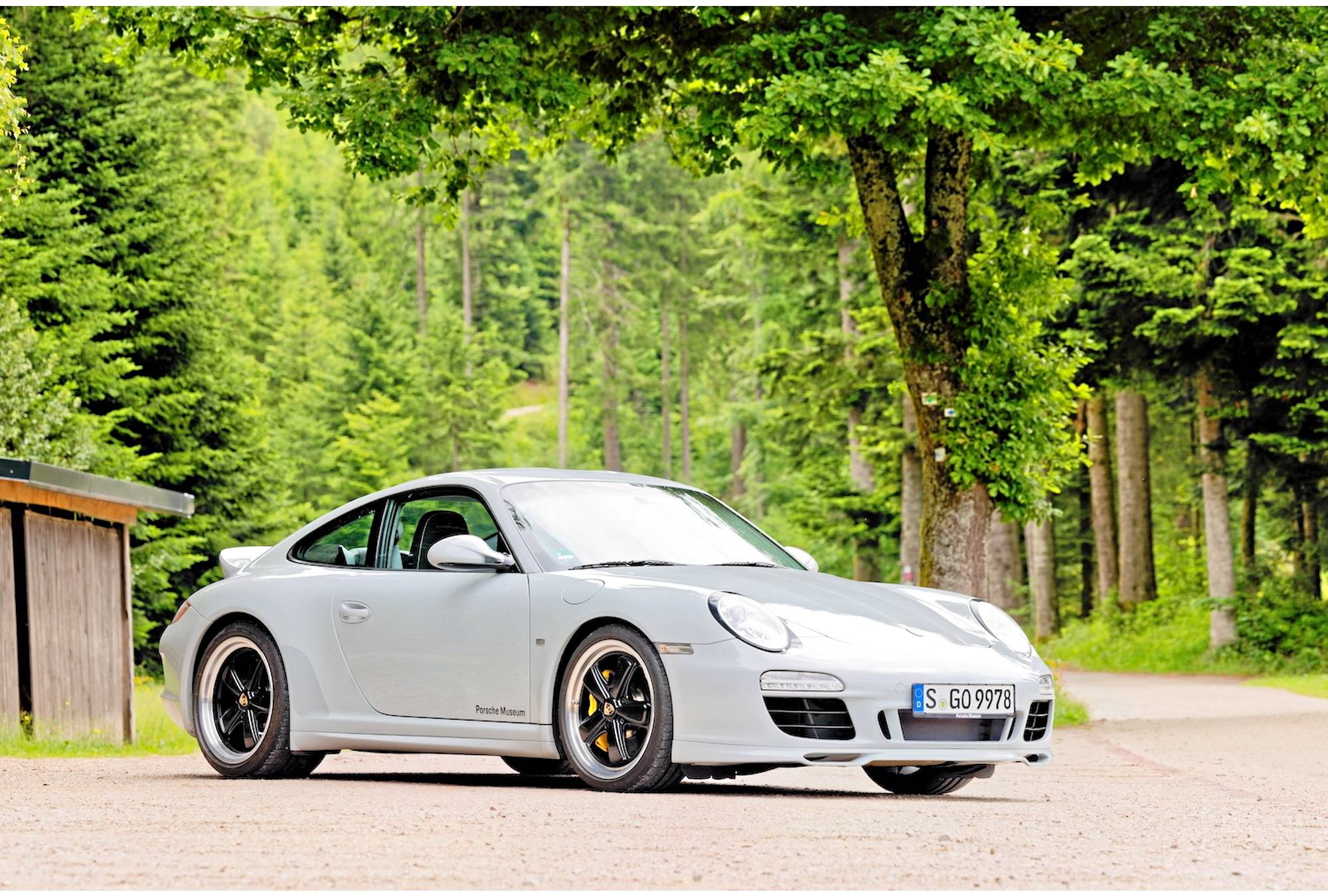 découvrez la porsche 911 spirit 70, un hommage emblématique à la légende automobile. entre design iconique et performances modernes, la 911 renaît pour fasciner à nouveau.