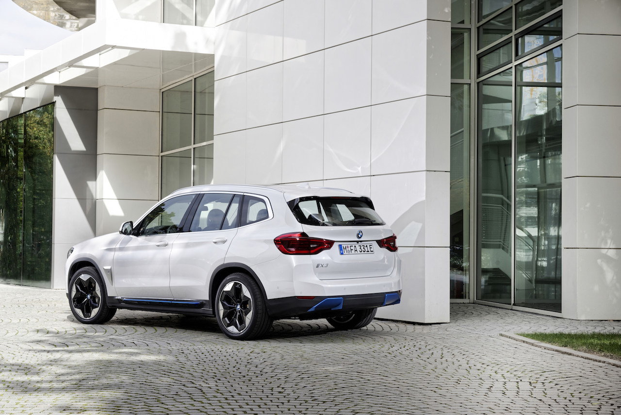 découvrez les premières images exclusives de l'habitacle du bmw ix3 m électrique, alliant modernité, confort et technologie avancée pour une expérience de conduite unique.