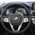 découvrez les premières images de l'habitacle du bmw ix3 m électrique, alliant design moderne et technologie avancée pour une expérience de conduite unique.