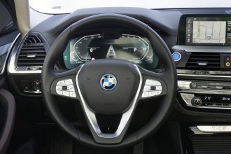 découvrez les premières images de l'habitacle du bmw ix3 m électrique, alliant design moderne et technologie avancée pour une expérience de conduite unique.