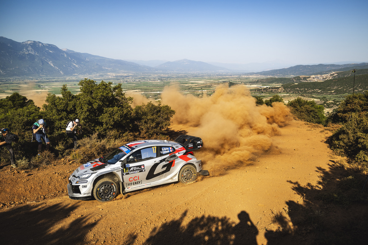découvrez l'expérience unique du rallye de l'acropole avec un parc fermé wrc installé sur un bateau, alliant passion du rallye et cadre exceptionnel sur l'eau.