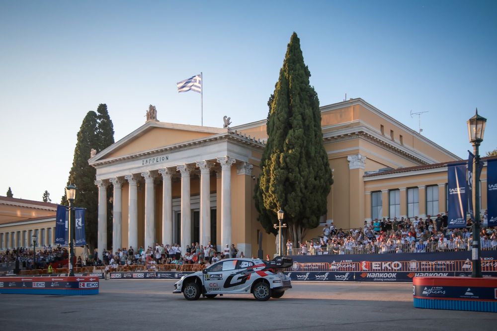 découvrez le parc fermé wrc unique du rallye de l'acropole installé sur un bateau, une expérience spectaculaire alliant passion du rallye et cadre maritime exceptionnel.