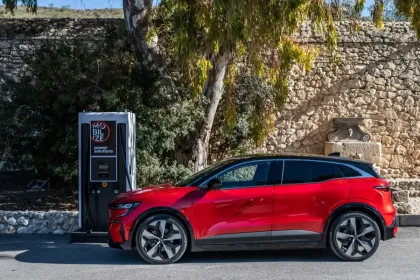 découvrez la renault mégane, alliant un design élégant à une recharge ultra-rapide pour une expérience de conduite moderne et performante.