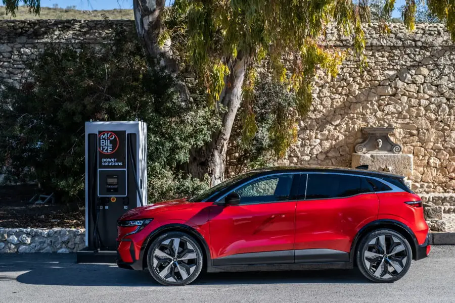 découvrez la renault mégane, alliant un design élégant à une recharge ultra-rapide pour une expérience de conduite moderne et performante.