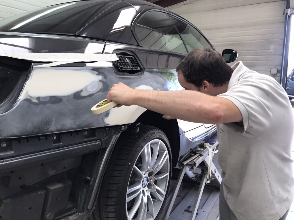 services professionnels de restauration de carrosserie auto pour redonner à votre véhicule son apparence d'origine. réparation, peinture et remise à neuf de qualité.
