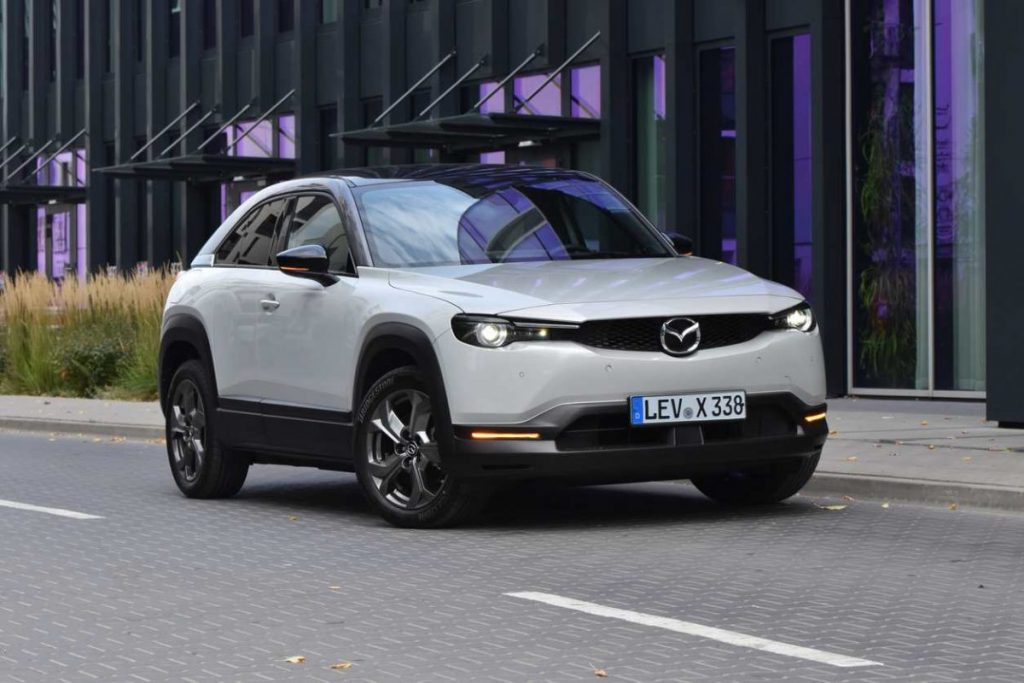 découvrez les raisons du retard du lancement de la première mazda électrique et ce que cela signifie pour les amateurs de voitures écologiques.