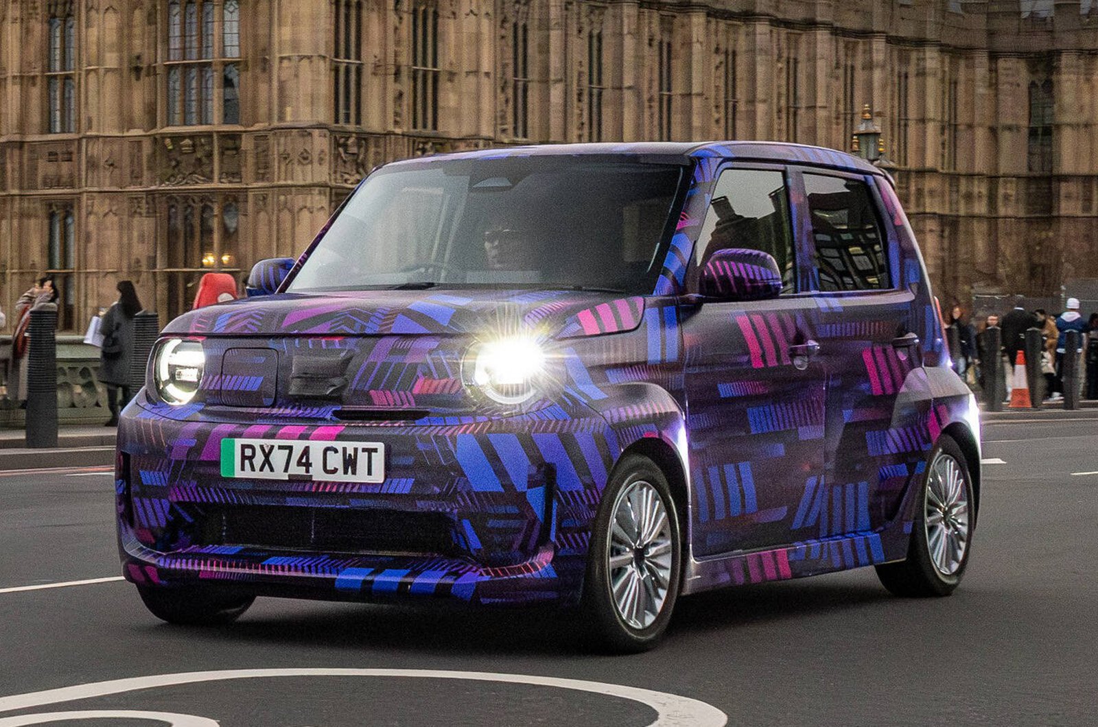 découvrez les premières images exclusives de la nouvelle voiture électrique de rolls-royce, alliant luxe, innovation et performance écologique.