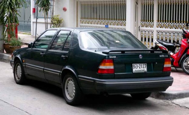découvrez l'histoire du saab 9000 (1985-1998), une voiture emblématique qui a su gagner reconnaissance et admiration grâce à son design innovant et ses performances remarquables.
