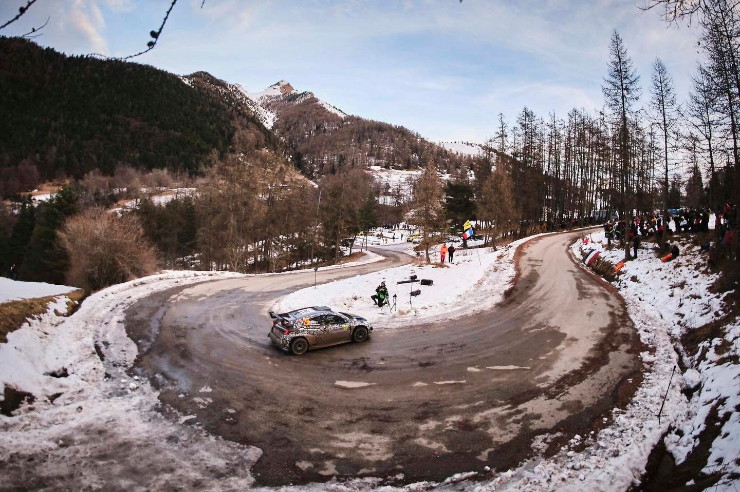 suivez la performance impressionnante de solberg qui domine le rallye de monte-carlo, démontrant sa maîtrise et son talent sur les routes mythiques.