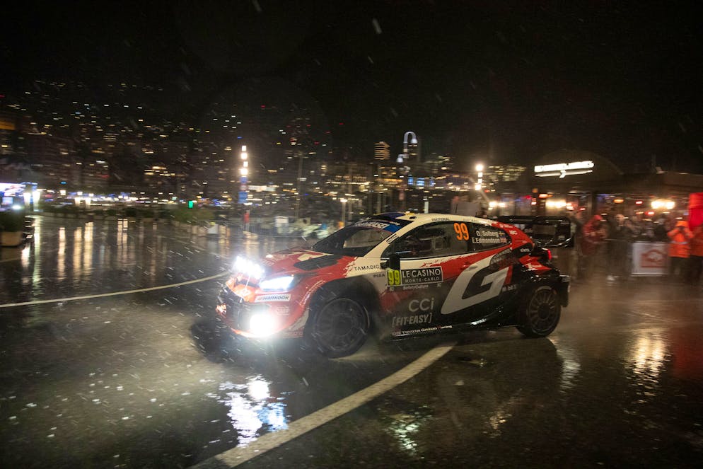 solberg prend la tête de la course sous la pluie à monaco, démontrant une maîtrise exceptionnelle des conditions difficiles sur le circuit emblématique.