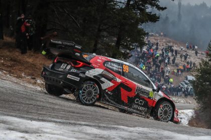 solberg prend la tête de la course sous la pluie à monaco, offrant une performance impressionnante malgré les conditions difficiles.