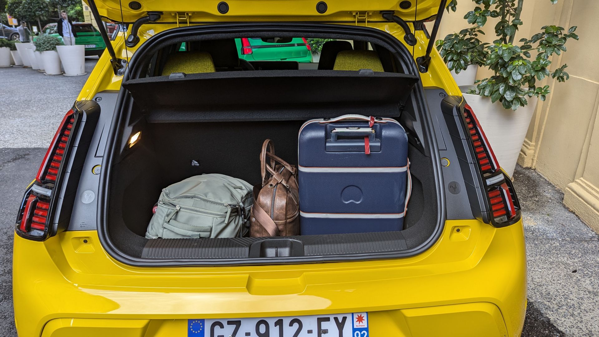 stellantis exprime ses réserves sur l'électrique tandis que renault célèbre le succès de la nouvelle r5, symbole d'innovation et de performance.