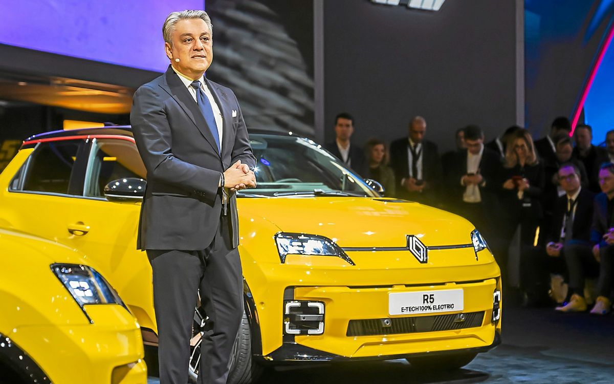 stellantis exprime ses réserves sur la voiture électrique tandis que renault célèbre le succès de la nouvelle r5, symbole d'innovation et de popularité.