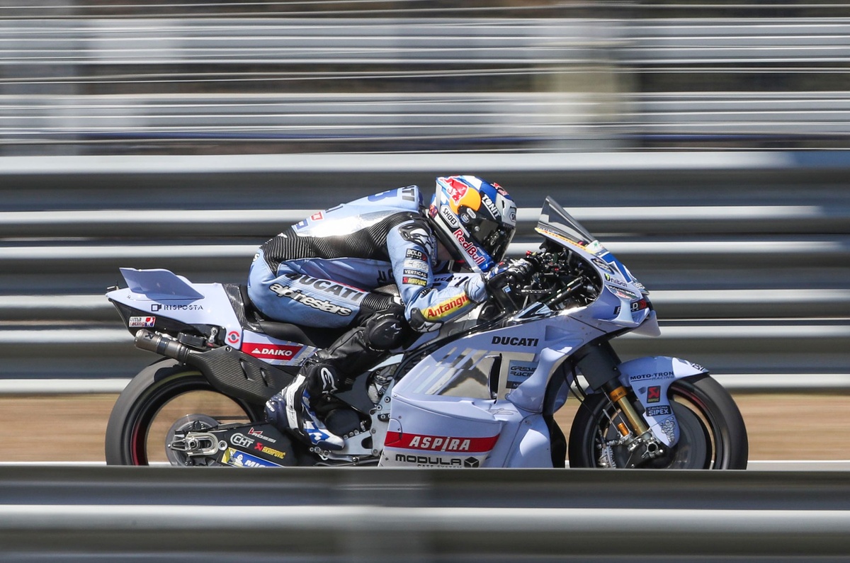 découvrez les performances du test buriram j2 avec márquez en tête tandis que yamaha rencontre des difficultés.