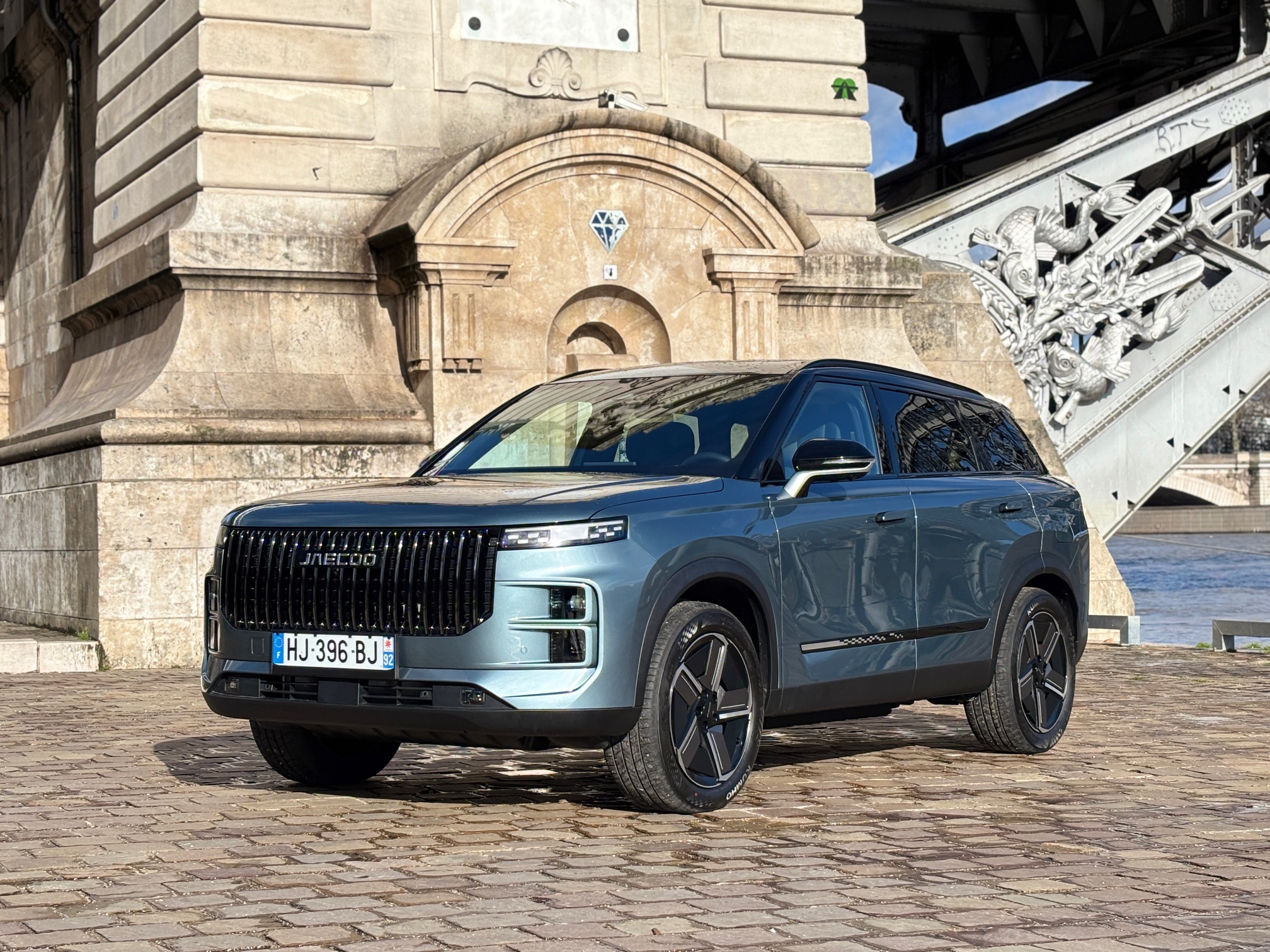 comparaison complète entre la jaecoo 7 hybride rechargeable et la peugeot 3008 : performances, autonomie, design et technologies pour vous aider à choisir le meilleur suv hybride.
