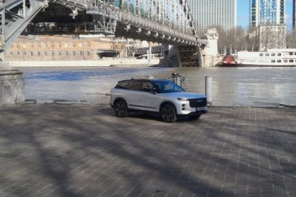 découvrez la comparaison entre la jaecoo 7 hybride rechargeable et la peugeot 3008 : performances, autonomie, design et innovations pour choisir le suv hybride idéal.