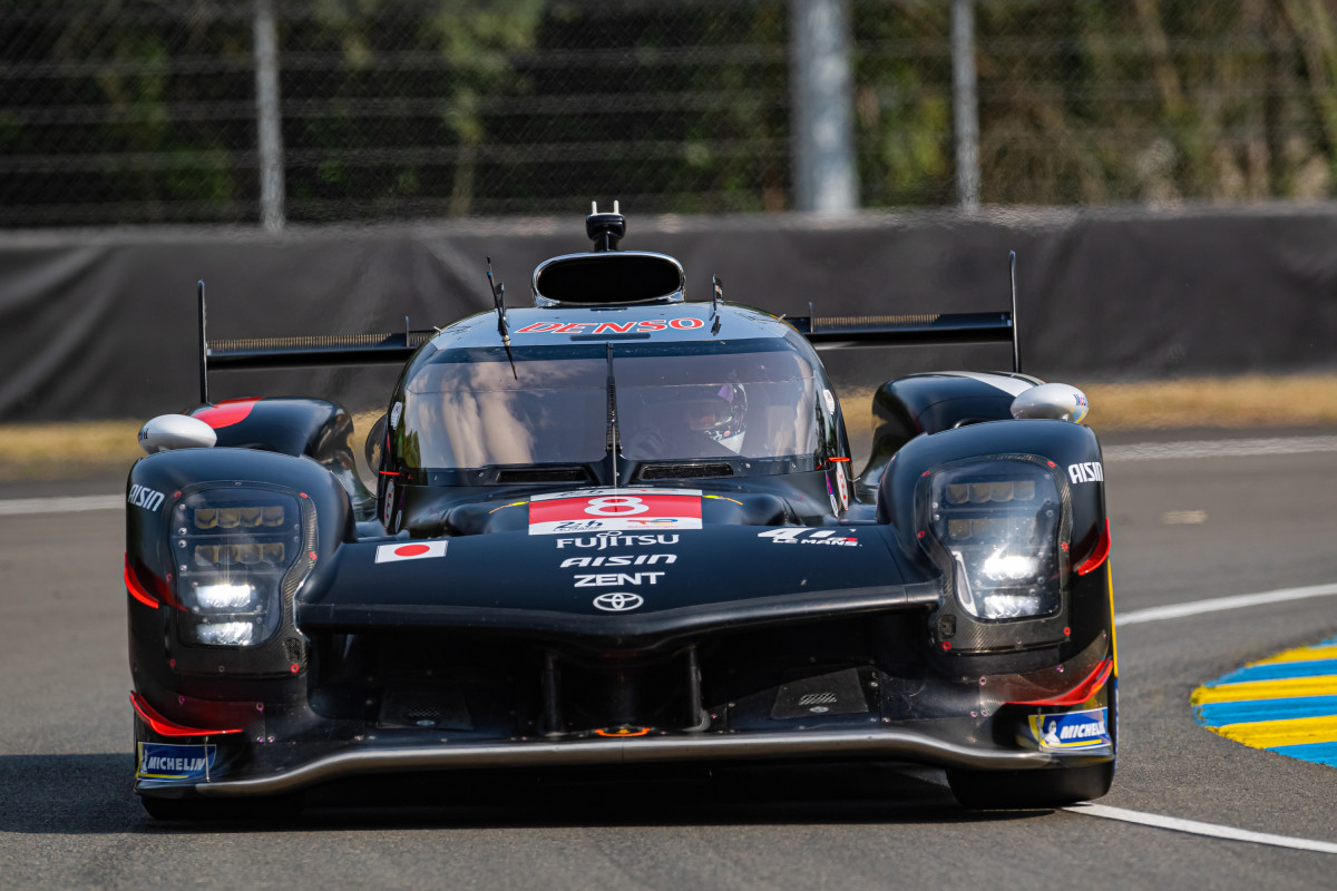 découvrez la toyota tr010 hybrid, une voiture légendaire alliant performance hybride innovante et design emblématique pour une expérience de conduite unique.