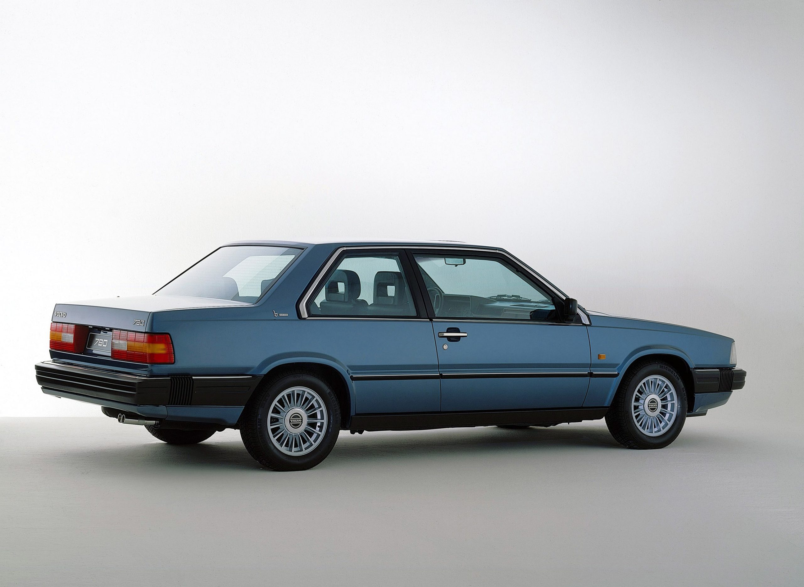 découvrez la volvo 780 (1985-1990), une alliance parfaite entre l'élégance suédoise et le style italien, symbole de luxe et de sophistication intemporelle.