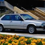 découvrez la volvo 780 (1985-1990), une voiture alliant l'élégance suédoise à un design italien raffiné, symbole de luxe et de style intemporel.