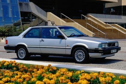 découvrez la volvo 780 (1985-1990), une voiture alliant l'élégance suédoise à un design italien raffiné, symbole de luxe et de style intemporel.
