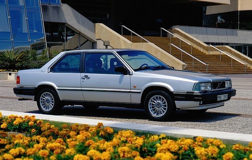 découvrez la volvo 780 (1985-1990), une voiture alliant l'élégance suédoise à un design italien raffiné, symbole de luxe et de style intemporel.