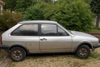 découvrez un voyage nostalgique à bord d'une volkswagen polo 1983, une aventure rétro pleine de charme et d'authenticité.
