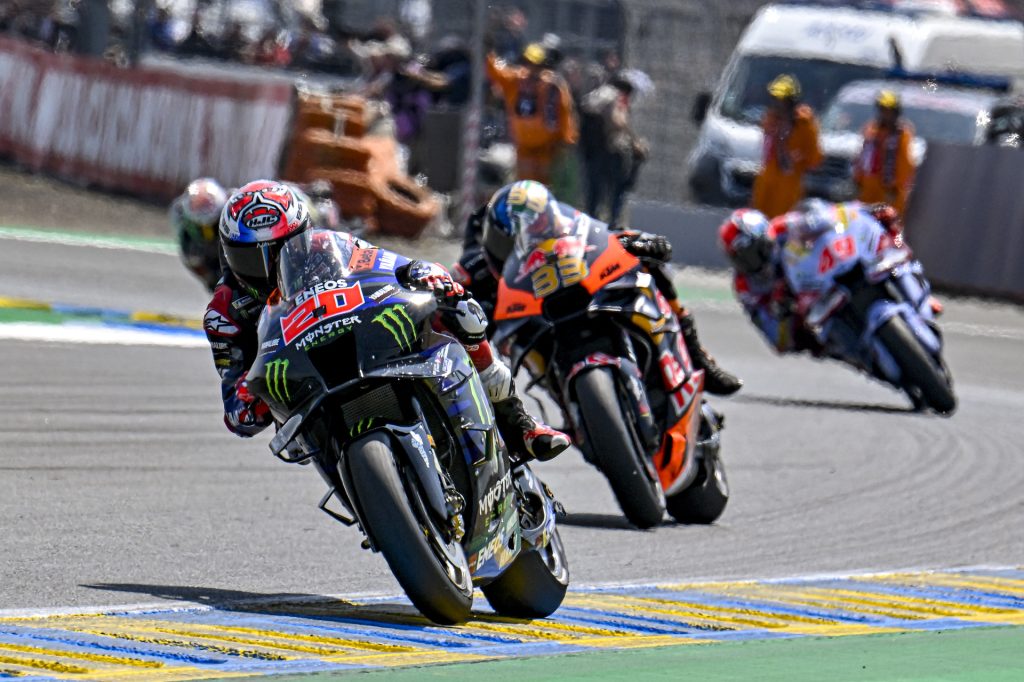 découvrez pourquoi yamaha doit renforcer son soutien envers ses autres pilotes suite au départ de quartararo pour conserver sa compétitivité en motogp.