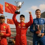 revivez le grand prix de chine 2026 avec la victoire de kimi antonelli, la deuxième place de george russell, et le premier podium mémorable de lewis hamilton avec ferrari !