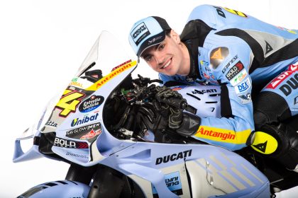 aldeguer revient en moto avec une béquille, retrouvant plus de confort et de stabilité lors de ses sorties.