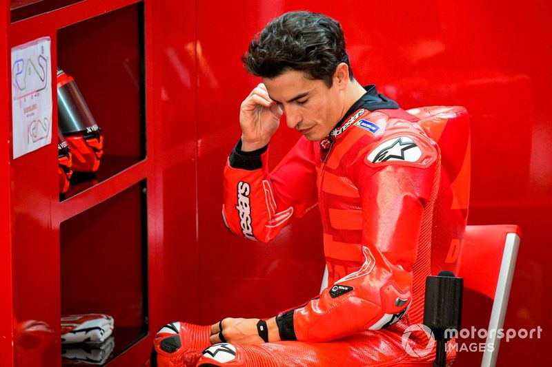 Álex Márquez déstabilisé par une Ducati au comportement frontal inhabituel découvrez comment álex márquez fait face à un défi inattendu en pilotant une ducati inhabituelle qui le déstabilise lors des essais.