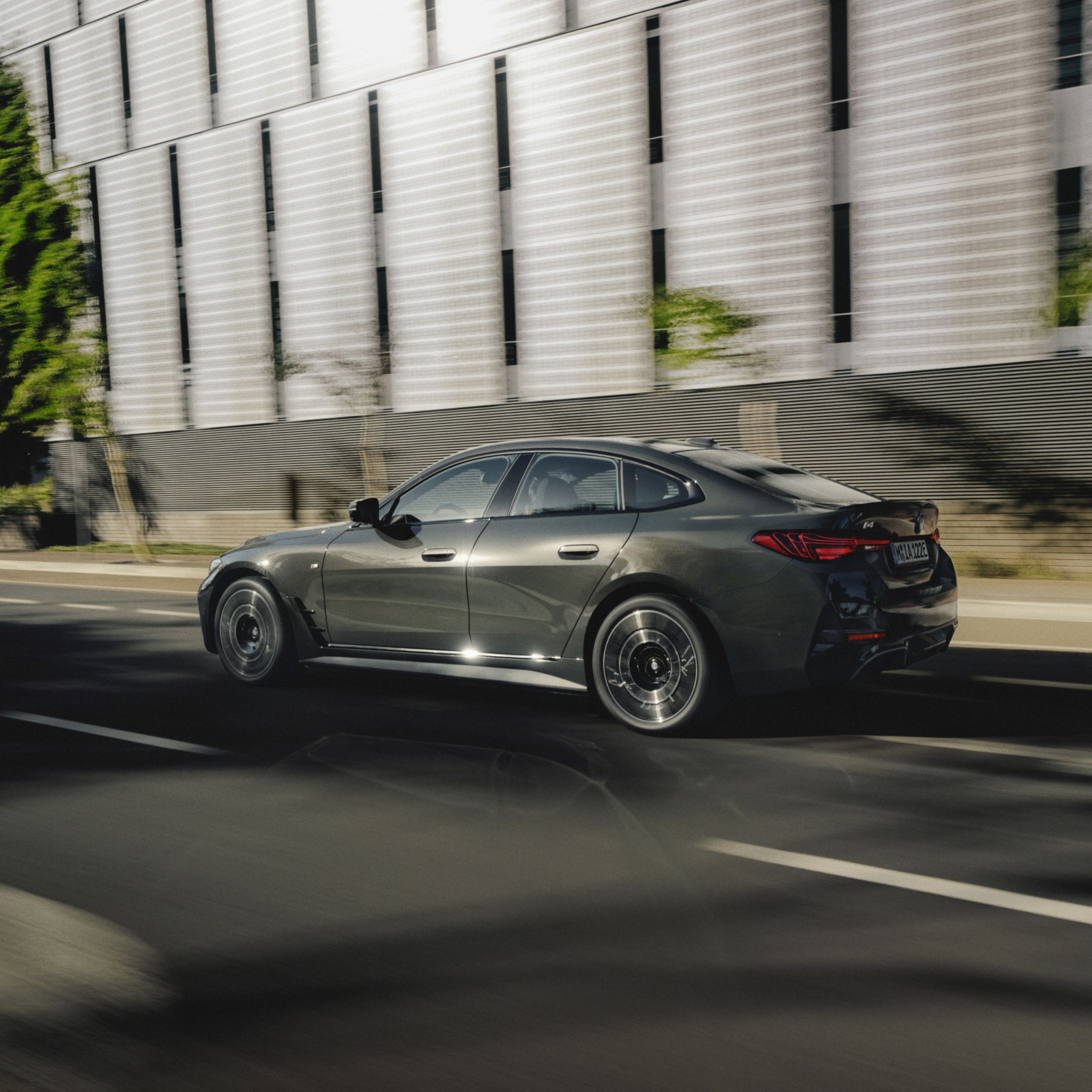 découvrez une illustration exclusive du bmw i4, le coupé électrique alliant design élégant et performance innovante.