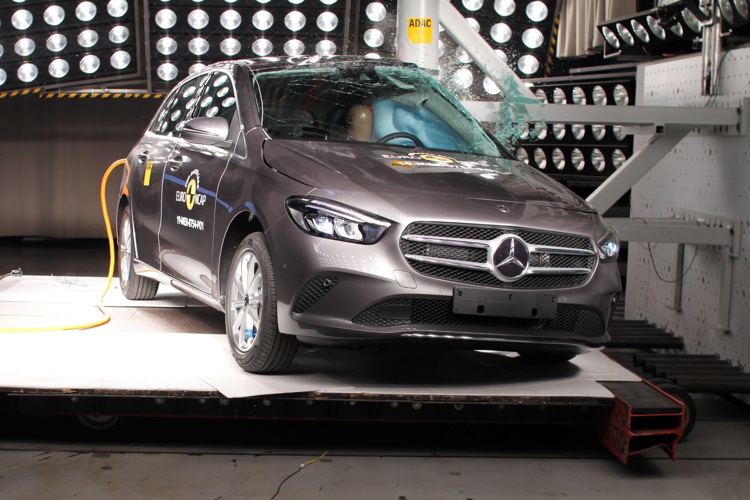 découvrez les premières images et une confrontation détaillée entre la bmw x1 et la mercedes gla pour vous aider à choisir votre suv premium.