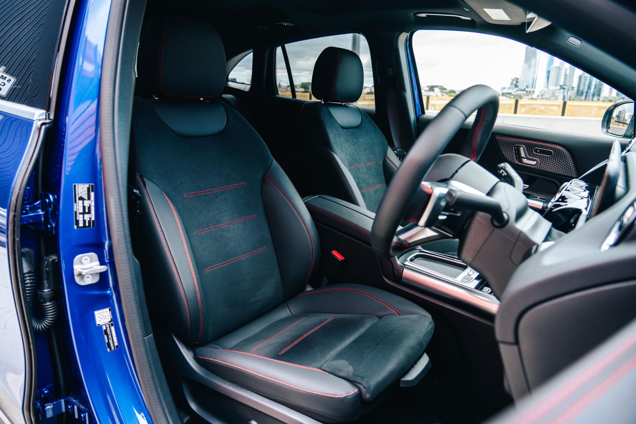 découvrez la confrontation entre la bmw x1 et la mercedes gla avec les premières images exclusives, comparaison des performances, design et technologies de ces suv compacts premium.