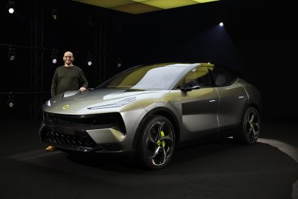 découvrez la première prise en main du lotus eletre, le suv hybride rechargeable alliant performance et durabilité pour une conduite innovante.