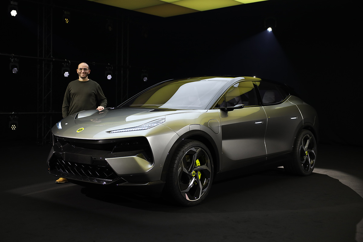 découvrez la première prise en main du lotus eletre, le suv hybride rechargeable alliant performance et durabilité pour une conduite innovante.