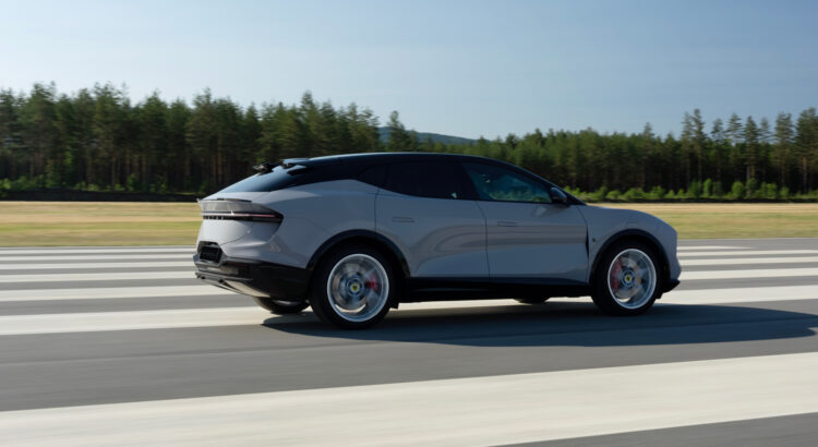 découvrez la lotus eletre x : 350 km d'autonomie, 952 chevaux, et un 0 à 100 km/h en seulement 3,3 secondes. performance et innovation électrique réunies.