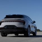 découvrez la lotus eletre x, une voiture électrique haute performance offrant 350 km d'autonomie, 952 chevaux et un sprint de 0 à 100 km/h en seulement 3,3 secondes pour une expérience de conduite exceptionnelle.